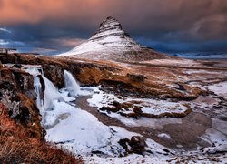 Islandia, Wodospad Kirkjufellsfoss, Góra Kirkjufell, Chmury, Zima