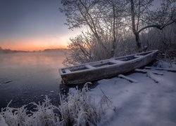 Zima, Trawa, Śnieg, Drzewa, Jezioro, Świt, Łódka, Poranek, Mróz