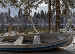 Ośnieżona łódka nad brzegiem jeziora Cresta