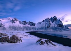 Zima, Góry, Góra Vestrahorn, Zaśnieżona, Plaża Stokksnes, Kamienie, Śnieg, Morze, Zachód słońca, Islandia