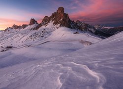 Włochy, Góry, Dolomity, Przełęcz, Passo di Giau, Zima, Śnieg, Domy, Droga, Zachód słońca