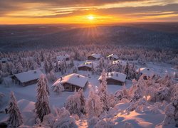 Zima, Góry, Lasy, Ośnieżone, Drzewa, Domki, Zachód słońca, Finlandia