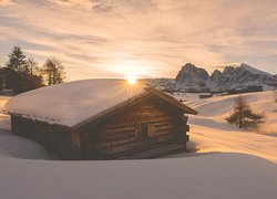 Włochy, Płaskowyż Seiser Alm, Dolina, Val Gardena, Dolomity, Góry Sassolungo, Drewniane, Domki, Drzewa, Zima, Wschód słońca