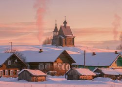 Ośnieżone domy i cerkiew w Rosji