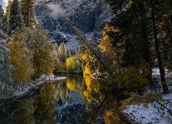 Jesień, Drzewa, Rzeka, Merced River, Park Narodowy Yosemite, Śnieg, Góry, Stan Kalifornia, Stany Zjednoczone