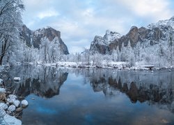 Park Narodowy Yosemite, Kalifornia, Stany Zjednoczone, Góry, Rzeka, Merced River, Zima, Drzewa, Ośnieżone