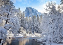 Stany Zjednoczone, Kalifornia, Park Narodowy Yosemite, Góry Sierra Nevada, Szczyt El Capitan, Rzeka Merced River, Oszronione, Drzewa, Zima