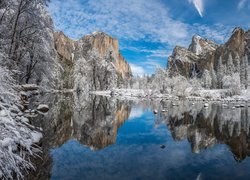 Stany Zjednoczone, Stan Kalifornia, Park Narodowy Yosemite, Zima, Rzeka Merced, Drzewa, Góry Sierra Nevada, Chmury