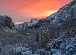 Dolina Yosemite Valley, Park Narodowy Yosemite, Zima, Góry, Drzewa, Lasy, Zachód słońca, Stan Kalifornia, Stany Zjednoczone