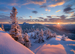 Zima, Śnieg, Góry, Las, Ośnieżone, Drzewa, Wschód słońca, Chmury