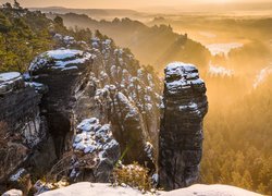 Wschód słońca, Góry Połabskie, Śnieg, Skały, Schrammsteine, Drzewa, Mgła, Park Narodowy Saskiej Szwajcarii, Niemcy