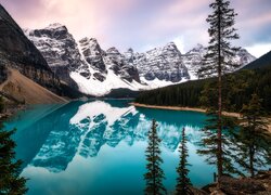 Ośnieżone góry i jezioro Moraine w Parku Narodowym Banff