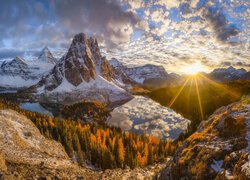 Kanada, Góry Skaliste, Mt Assiniboine, Jesień, Góry, Jeziora, Skały, Śnieg, Drzewa, Chmury, Zachód słońca