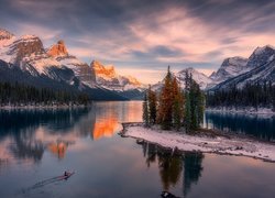 Park Narodowy Jasper, Jezioro, Maligne Lake, Góry, Drzewa, Lasy, Kajak, Zachód słońca, Zima, Alberta, Kanada