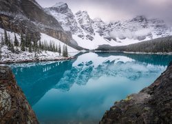 Park Narodowy Banff, Jezioro, Moraine Lake, Góry, Drzewa, Zima, Prowincja Alberta, Kanada