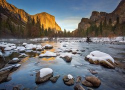 Góry, Drzewa, Rzeka Merced, Ośnieżone, Kamienie, Zima, Park Narodowy Yosemite, Kalifornia, Stany Zjednoczone