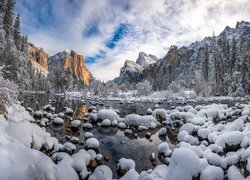 Stany Zjednoczone, Stan Kalifornia, Park Narodowy Yosemite, Zima, Góry, Rzeka Merced, Kamienie, Drzewa, Chmury