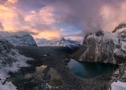 Ośnieżone lasy i góry wokół jeziora Mary Lake i Lake OHara