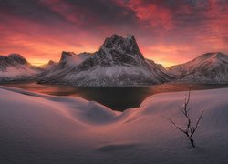 Ośnieżone norweskie Lofoty pod kolorowym niebem