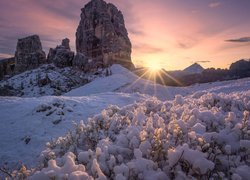 Zima, Góry, Dolomity, Skały, Cinque Torri, Roślinność, Promienie słońca, Włochy