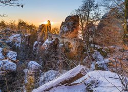 Zima, Most, Skały, Formacja Bastei, Drzewa, Park Narodowy Saskiej Szwajcarii, Niemcy