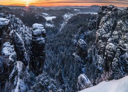 Góry Połabskie, Park Narodowy Saskiej Szwajcarii, Saksonia, Niemcy, Zima, Skały, Wschód słońca, Śnieg, Las