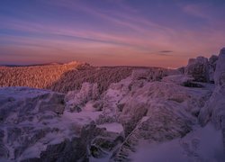 Wzgórza, Góry, Skały, Drzewa, Zima, Zachód słońca, Park Narodowy Taganaj, Obwód czelabiński, Rosja