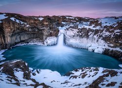 Ośnieżone skały przy wodospadzie Aldeyjarfoss w Islandii