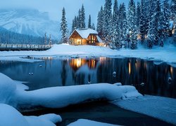 Park Narodowy Yoho, Oświetlony, Dom, Most, Jezioro, Emerald Lake, Góry, Drzewa, Zima, Kolumbia Brytyjska, Kanada