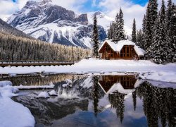 Ośnieżony dom nad jeziorem Emerald Lake w Kanadzie