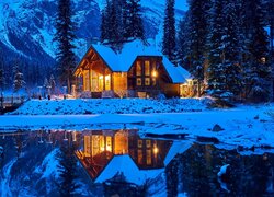 Ośnieżony dom nad jeziorem Emerald Lake w Parku Narodowym Yoho