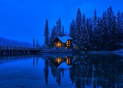 Ośnieżony dom nad jeziorem Emerald Lake w zamglonym Parku Narodowym Yoho