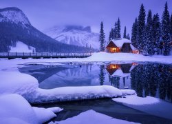 Park Narodowy Yoho, Zima, Oświetlony, Dom, Most, Jezioro, Emerald Lake, Góry, Drzewa, Prowincja Kolumbia Brytyjska, Kanada