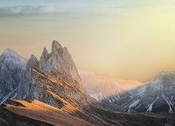 Ośnieżony masyw Odle w Dolomitach