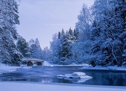 Ośnieżony most nad rzeką