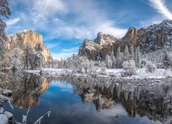 Park Narodowy Yosemite, Rzeka, Merced River, Góry, Sierra Nevada, Śnieg, Drzewa, Obłoki, Odbicie, Zima, Kalifornie, Stany Zjednoczone