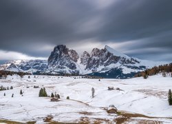 Dolomity, Góry, Sassolungo, Płaskowyż Seiser Alm, Dolina, Val Gardena, Drzewa, Drewniane, Domy, Zima, Chmury, Włochy