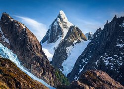Ośnieżony szczyt Cerro Trono w Andach