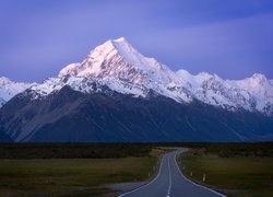 Ośnieżony szczyt góry Cooka w Nowej Zelandii