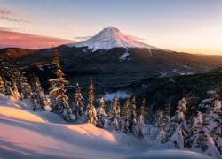 Ośnieżony szczyt Tom Dick and Harry Mountain w Oregonie