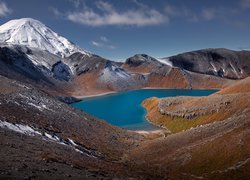 Ośnieżony wulkan Ngauruhoe i jezioro Tama Lake