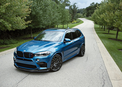 Osobowe BMW X5 M na drodze