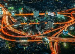 Oświetlona autostrada w Bangkoku