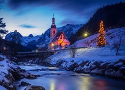 Oświetlona choinka i Kościół św Sebastiana w Ramsau bei Berchtesgaden