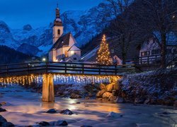 Zima, Choinka, Park Narodowy Berchtesgaden, Ramsau, Góry, Alpy, Kościół św Sebastiana, Drzewa, Rzeka, Ramsauer Ache, Most, Bawaria, Niemcy