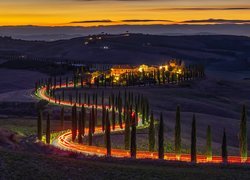Oświetlona droga i hotel Agriturismo Baccoleno na wzgórzach Toskanii