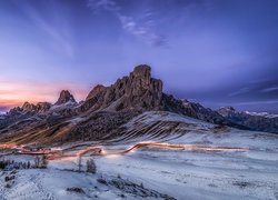 Oświetlona droga na przełęczy Passo di Giau w zimowych Dolomitach