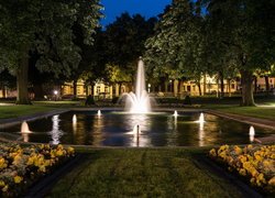 Oświetlona fontanna w parku
