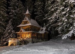 Zima, Śnieg, Noc, Świerki, Oświetlona, Kaplica Najświętszego Serca Jezusa, Kościółek, Ślady, Jaszczurówka, Zakopane, Polska