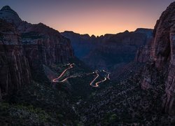 Oświetlona kręta droga w Zion Canyon